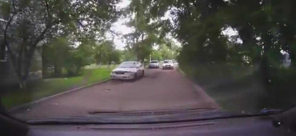Ce se intampla cand Loganul din imagine vine mai aproape! Faza INCREDIBILA pe o strada ingusta! VIDEO