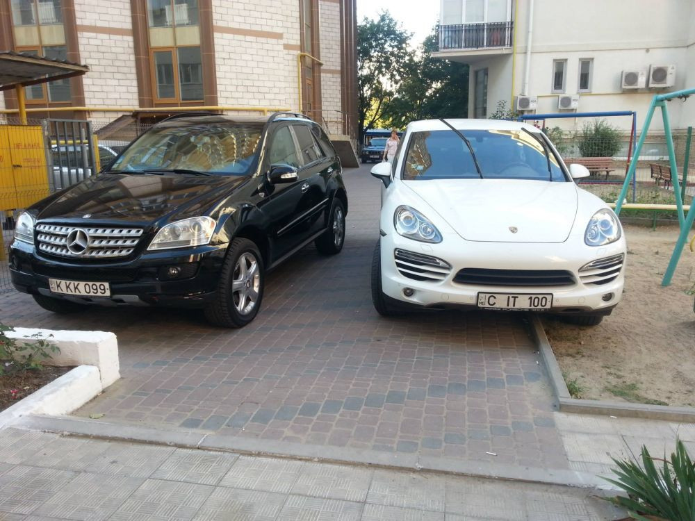 GENIAL! Ce mesaj a gasit in geam proprietarul unui SUV de lux care a blocat accesul intr-un parculet cu masina lui! FOTO_2