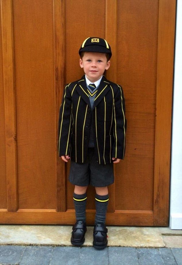 Cum a fost pus fiul lui Wayne Rooney sa se imbrace in prima sa zi de scoala. FOTO