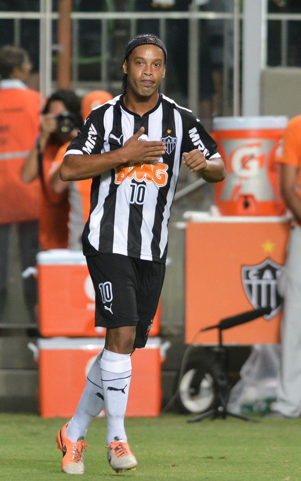 15 jucatori importanti ramasi LIBERI in aceasta vara: Ronaldinho si Valdes inca nu au echipe! Ce romani de nationala sunt pe lista_11