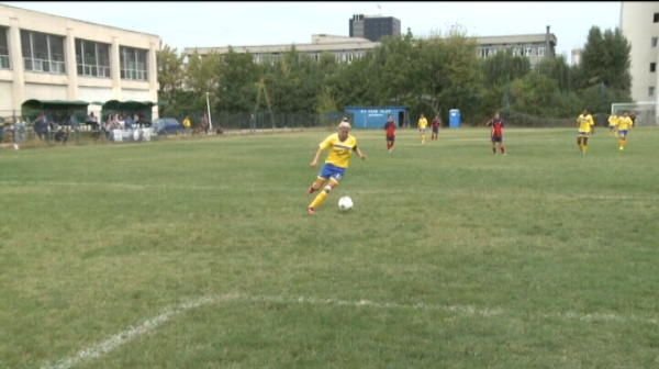 Numai cu baietii joc fotbal! Fotbalistele dau totul pe teren. O pustoaica de 9 ani impresioneaza: E diamantul echipei