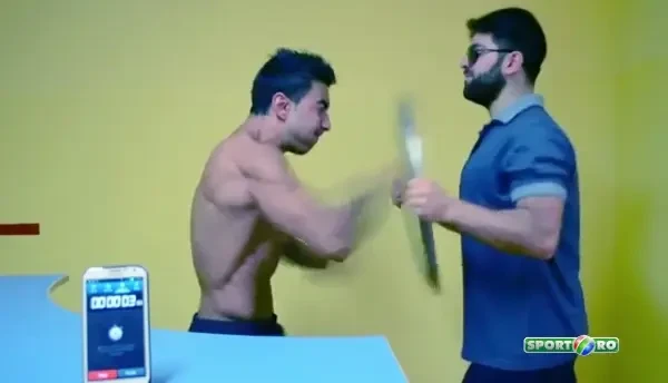 Ce face omul asta in 5 secunde e extraterestru! Loveste de 57 de ori, NIMENI nu poate sa numere live