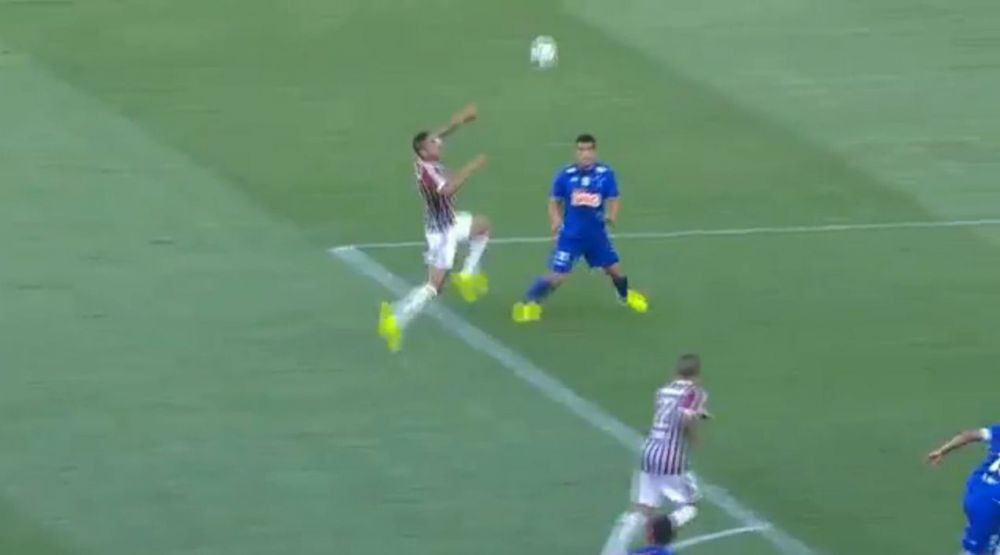 L-a facut KO la o singura faza! Cum a fost in stare sa loveasca un mijlocas cand mingea era in aer! VIDEO