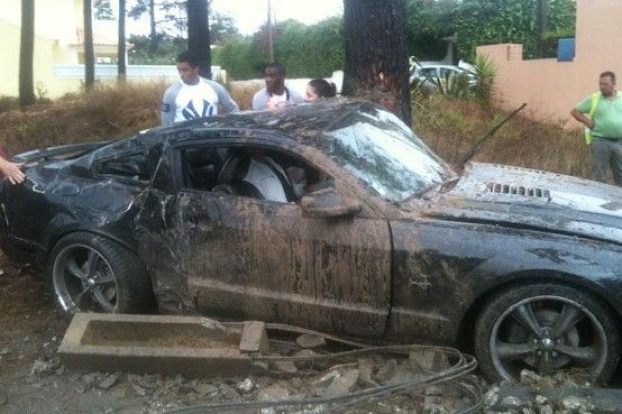 A facut-o JARa! Un fotbalist de la Benfica, implicat intr-un accident groaznic! Cum a facut praf un Mustang de zeci de mii de euro_1