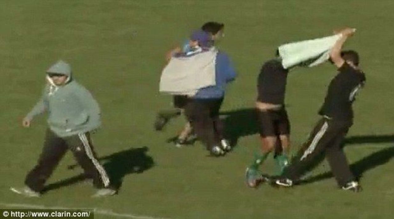 Mai rau decat la Ludogorets - Steaua! Fanii au intrat pe teren si i-au dezbracat pana la chiloti pe jucatori in timpul meciului_1