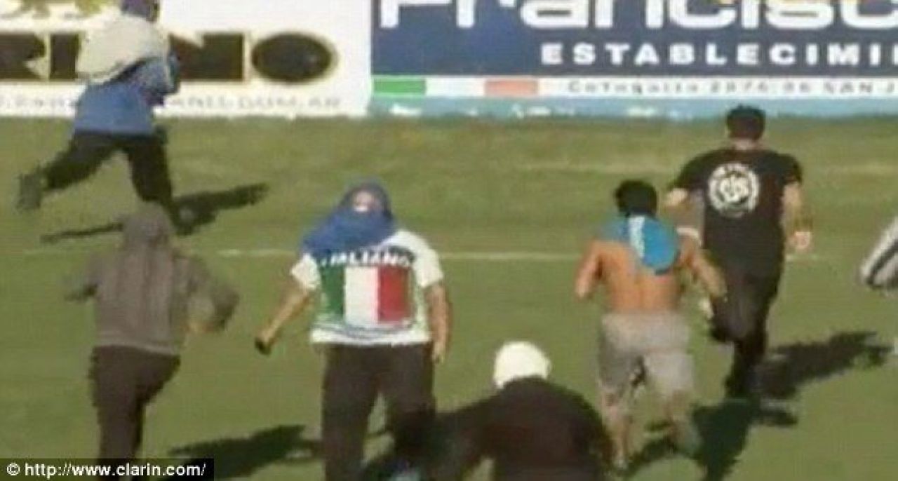 Mai rau decat la Ludogorets - Steaua! Fanii au intrat pe teren si i-au dezbracat pana la chiloti pe jucatori in timpul meciului_2