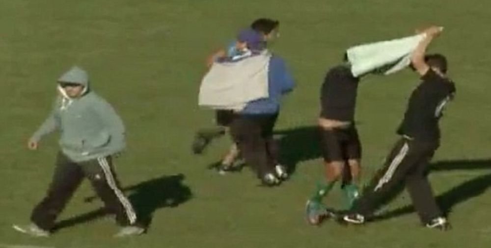 Mai rau decat la Ludogorets - Steaua! Fanii au intrat pe teren si i-au dezbracat pana la chiloti pe jucatori in timpul meciului_4