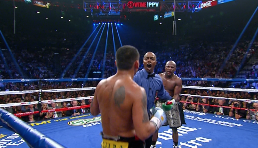 INCREDIBIL! Maidana l-a muscat pe Mayweather in runda a 8-a! VIDEO cu GESTUL NEBUN si reactia lui Mayweather