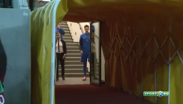 Nu mai salutam, nimic, da?! O camera a stat pe stelisti la meciul cu Aalborg! Ce s-a intamplat pe tunel si ce a facut Galca