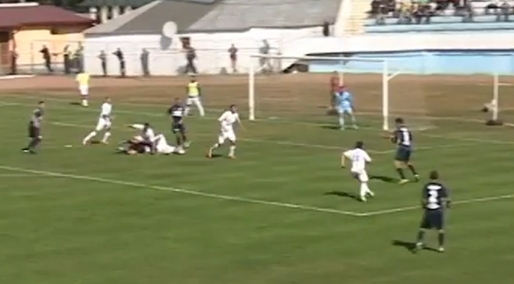 Gol senzational in Liga a doua din Romania! Un jucator dintr-o suta ar fi incercat o nebunie ca asta! Ce a facut