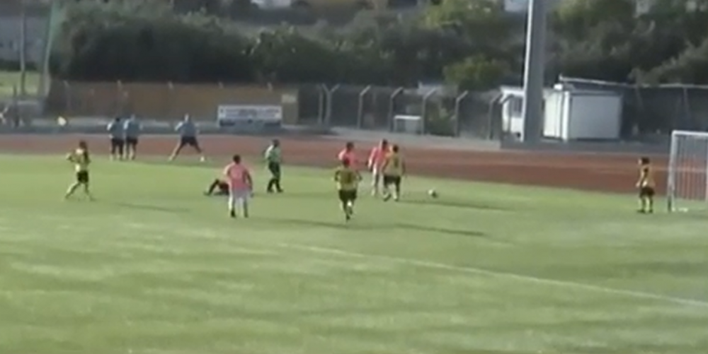 Gest SENZATIONAL al unui jucator in fata portii adverse! Ce a facut cand a vazut ca portarul e cazut