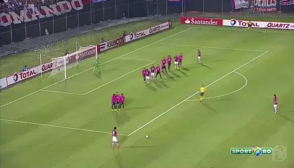 Cea mai URATA lovitura libera din istorie! :)) E sud-american, a insistat sa bata, dar a tras asa! VIDEO