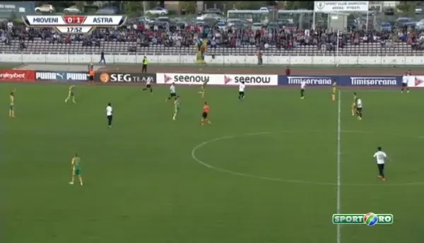 Mioveniul egaleaza! Lovitura libera de pe partea dreapta, Stoica profita de iesirea gresita a lui Dani Coman si trimite in plasa din careu!