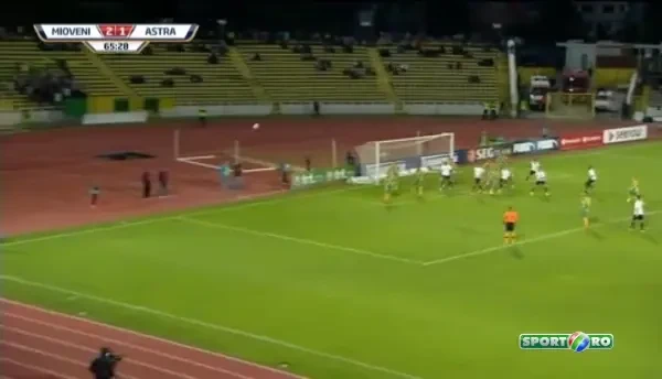 Alin Popa scapa singur cu Dani Coman, dar se afla in unghi si nu poate incerca decat coltul lung, mingea trece pe langa! Inca o sansa importanta pentru Mioveni.
