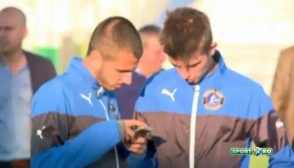 La ce va utiati acolo?! :)) Faza geniala cu Hagi dupa ultimul meci! Ce a facut cand si-a vazut pustii uitandu-se in smartphone