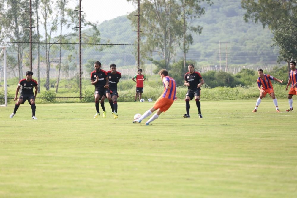SENZATIONAL! Oare stia cand a ales sa mearga in India? Cum arata locul in care va juca Mutu fotbal! VIDEO_7