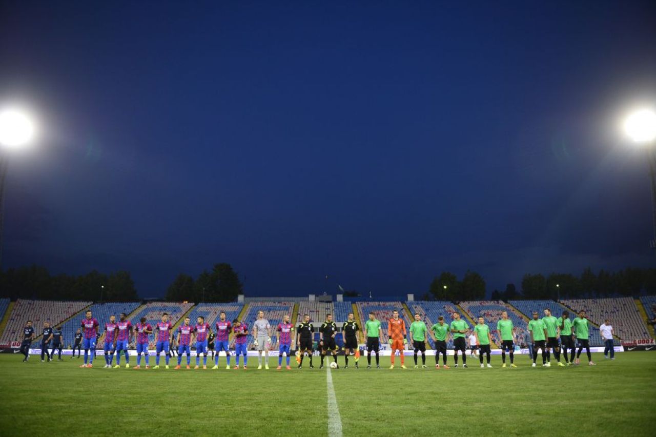 Steaua risca o noua SUSPENDARE! Galeria Stelei a aruncat torte in teren si a aprins fumigene! FOTO _1