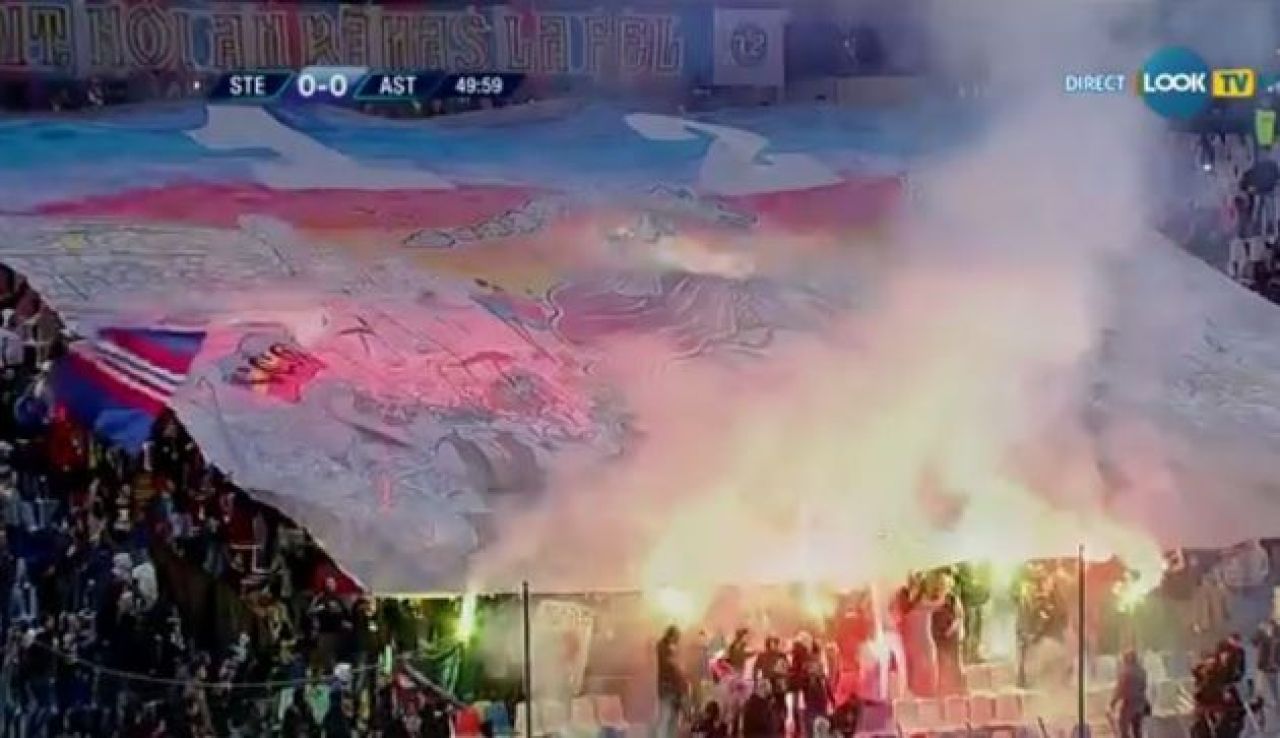 Steaua risca o noua SUSPENDARE! Galeria Stelei a aruncat torte in teren si a aprins fumigene! FOTO _2