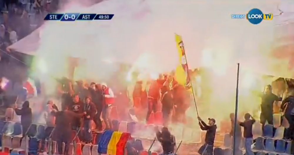 Steaua risca o noua SUSPENDARE! Galeria Stelei a aruncat torte in teren si a aprins fumigene! FOTO _3