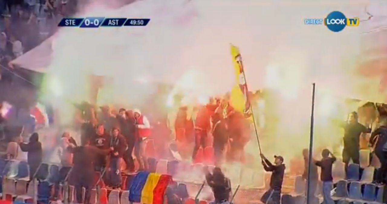 Steaua risca o noua SUSPENDARE! Galeria Stelei a aruncat torte in teren si a aprins fumigene! FOTO _3