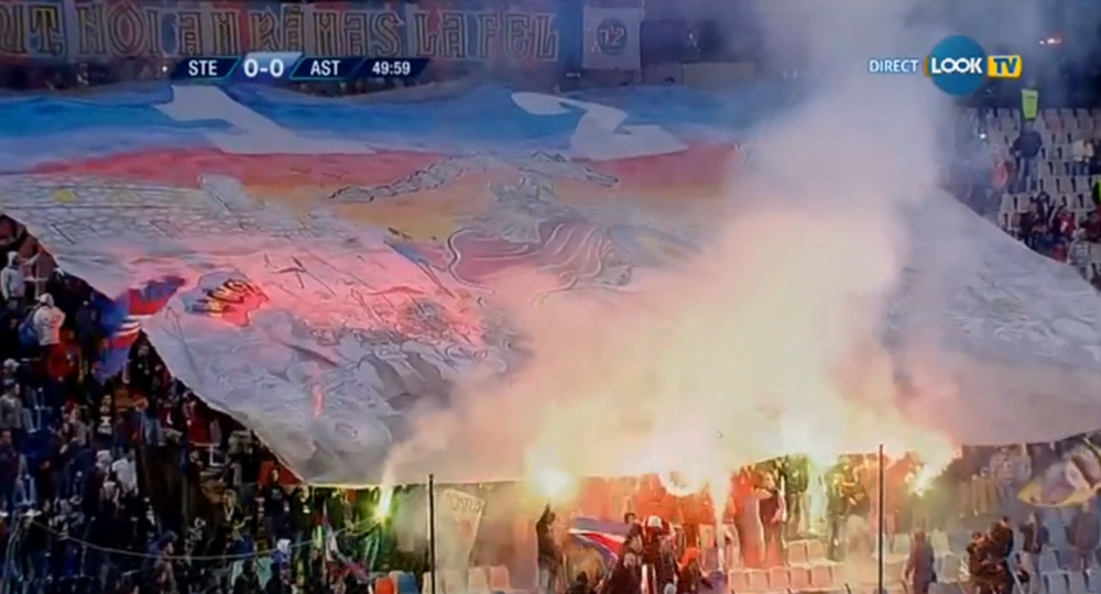 Steaua risca o noua SUSPENDARE! Galeria Stelei a aruncat torte in teren si a aprins fumigene! FOTO _4