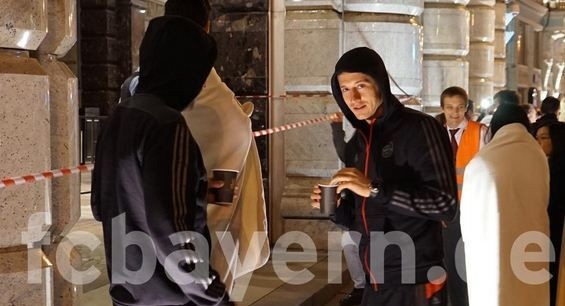 Jucatorii lui Bayern au fost EVACUATI de urgenta din hotelul de la Moscova! Ce facea pe strada Pep Guardiola! FOTO