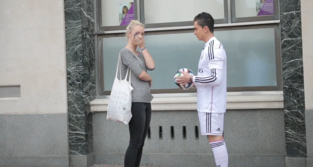 Un tip care seamana cu Cristiano Ronaldo a incercat sa agate fete! Vezi ce a iesit si cine a vrut sa il bata :)) VIDEO