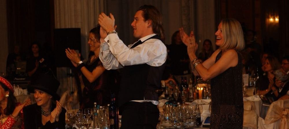 Halloween Charity Ball ii ajuta din nou pe copiii saraci din Romania!