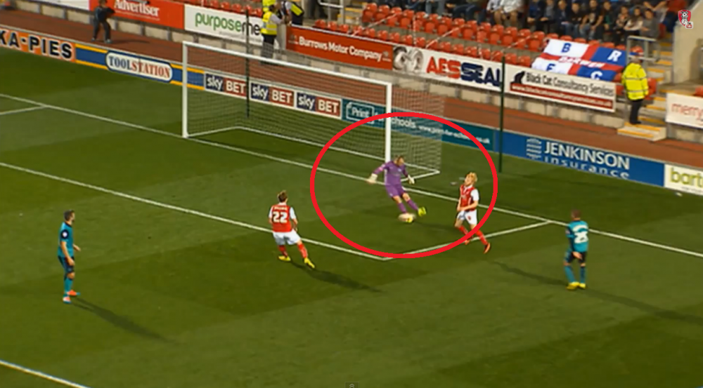 Portarul CATASTROFA si-a ingropat echipa! A avut cea mai simpla sarcina de indeplinit, insa le-a facut adversarilor un gol cadou :