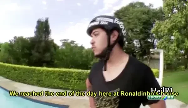 Ronaldinho a mai facut o nebunie: si-a luat prietenii la tinta de pe marginea piscinei! Unul dintre ei a avut de suferit :)) VIDEO