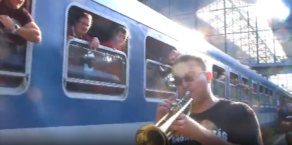 Un tren, multa bere si niste trompete! VIDEO: Cum arata trenul groazei care ajunge astazi in Bucuresti: