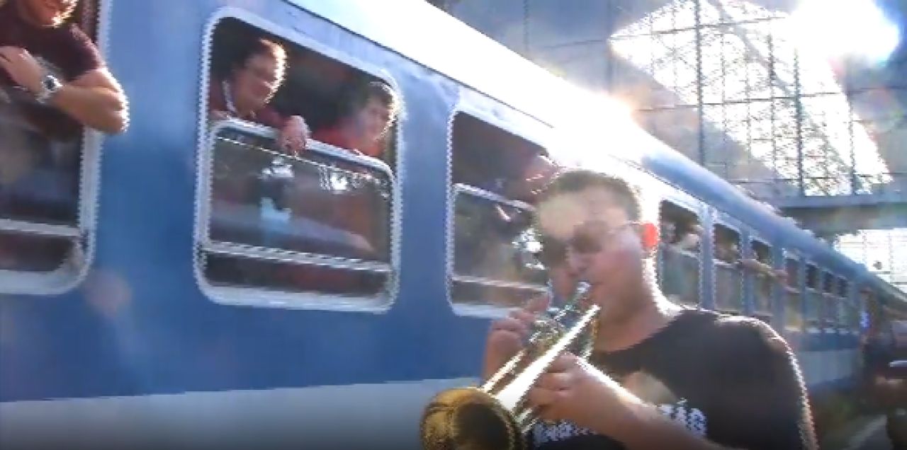 Un tren, multa bere si niste trompete! VIDEO: Cum arata
