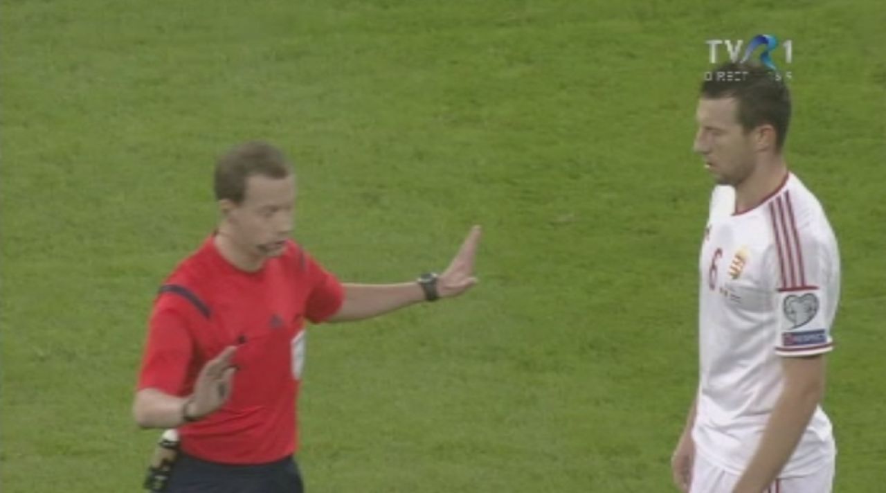 Faza controversata in minutul 6! Elek i-a dat cu genunchiul in cap lui Maxim, arbitrul nu i-a dat nici galben maghiarului! FOTO:_2