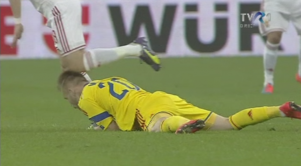 Faza controversata in minutul 6! Elek i-a dat cu genunchiul in cap lui Maxim, arbitrul nu i-a dat nici galben maghiarului! FOTO:_3