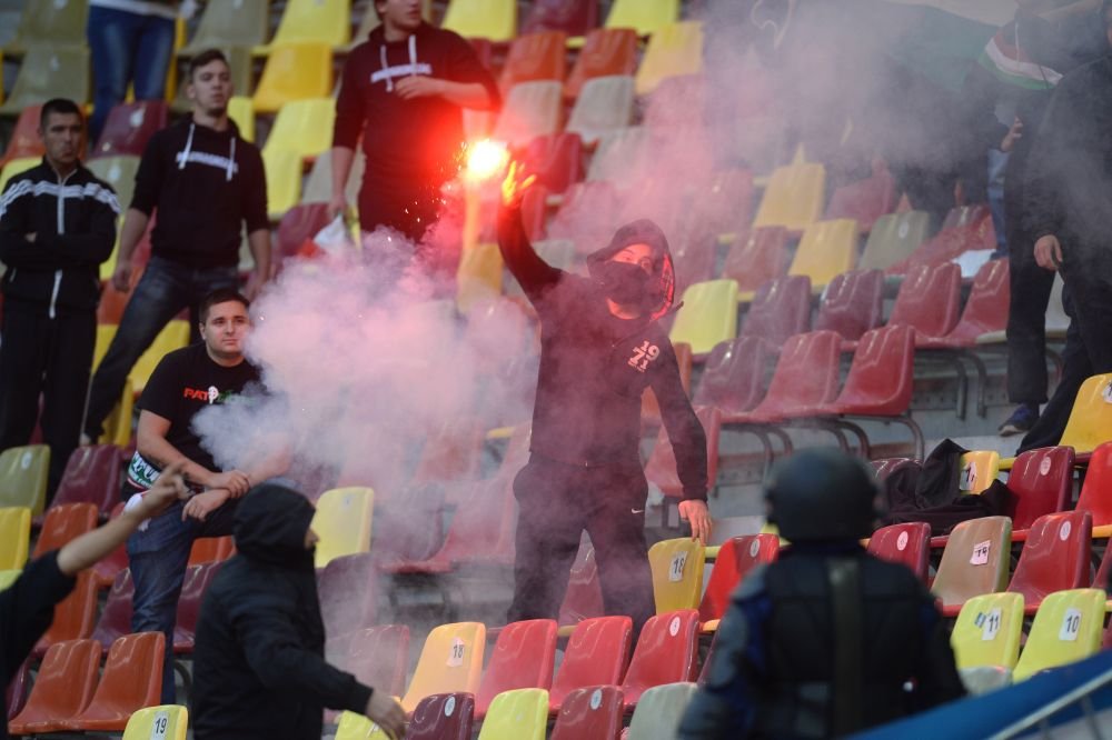 BRICHETE pe teren, petarde si torte in tribuna! Romania, sanse mari sa fie suspendata dupa meciul cu Ungaria! FOTO_2