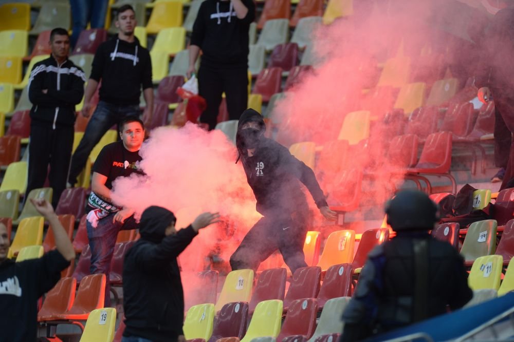 BRICHETE pe teren, petarde si torte in tribuna! Romania, sanse mari sa fie suspendata dupa meciul cu Ungaria! FOTO_3