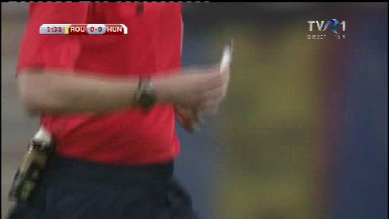 BRICHETE pe teren, petarde si torte in tribuna! Romania, sanse mari sa fie suspendata dupa meciul cu Ungaria! FOTO_4