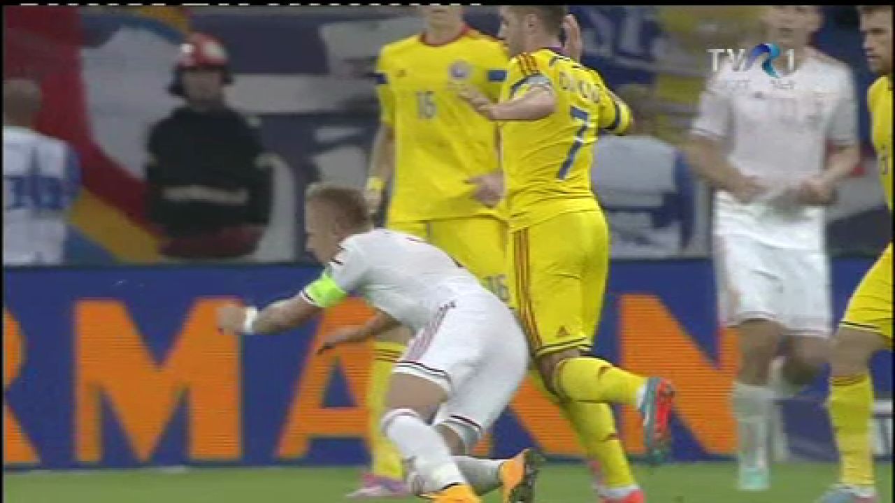 FOTO Jucatorii si Piturca ACUZA degeaba, arbitrul a avut dreptate! Chipciu a faultat la golul incasat de Romania! _5
