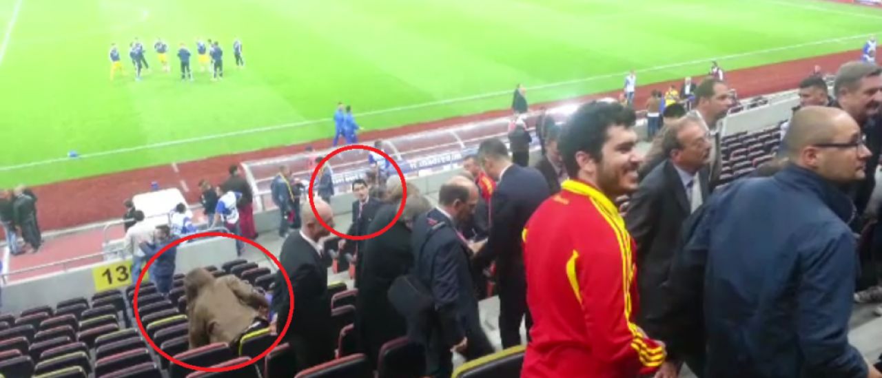 Rafael, ultras rebel :) Scene de la VIP: omul care canta imnul s-a suit pe scaune si le-a aratat semne obscene maghiarilor! FOTO_1