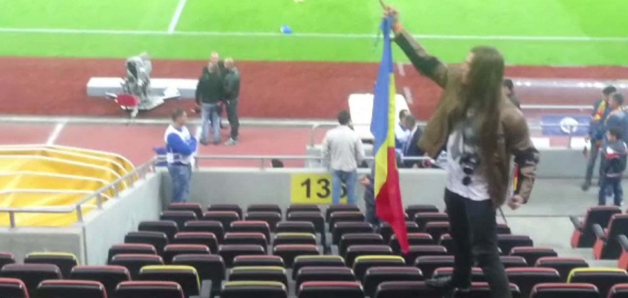 Rafael, ultras rebel :) Scene de la VIP: omul care canta imnul s-a suit pe scaune si le-a aratat semne obscene maghiarilor! FOTO_7