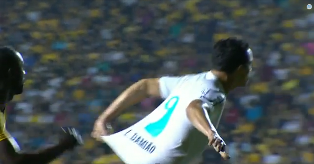 Cea mai RUSINOASA simulare din istorie: s-a tras singur de tricou! Ce decizie a luat arbitrul! VIDEO