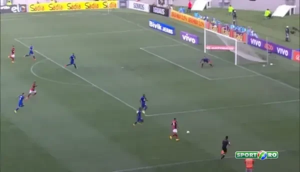 AUTOGOL greu de reusit in Brazilia! Cum a marcat un fundas in proprie poarta! VIDEO