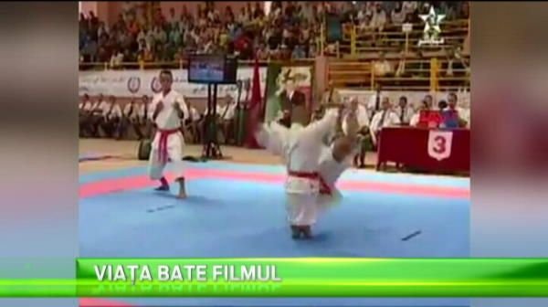 Nu exista limite! Un karatist fara maini a facut o sala intreaga sa planga. VIDEO