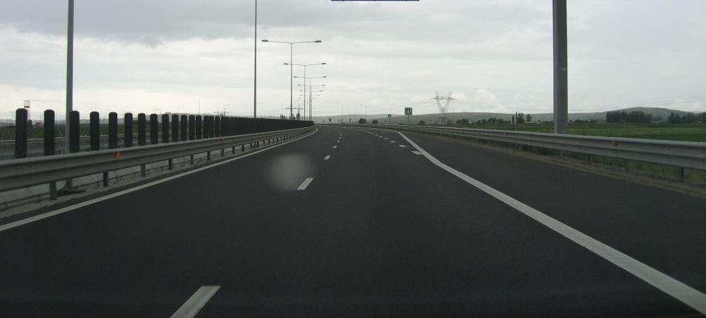 KAMIKAZE de Romania! Viteza incredibila a unei masini de politie pe CONTRASENS! Totul se intampla pe autostrada!