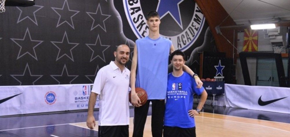 Cum arata o zi din viata GIGANTULUI lansat de Romania in sport. La 14 ani, are 225 cm inaltime si promite ca va cuceri titlul NBA_4