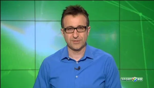 O englezoaica nu pleaca nicaieri pe motocicleta fara bulldog-ul ei. Il imbraca pentru drum si l-a invatat sa salute lumea! VIDEO