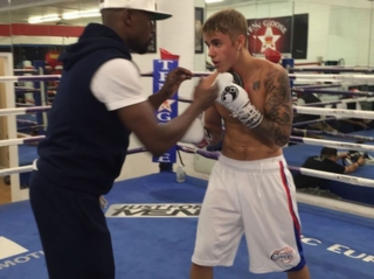 Transformarea fantastica intr-un pachet de muschi a lui Justin Bieber, dupa ce a fost bagat in sala de box de Mayweather. VIDEO_1