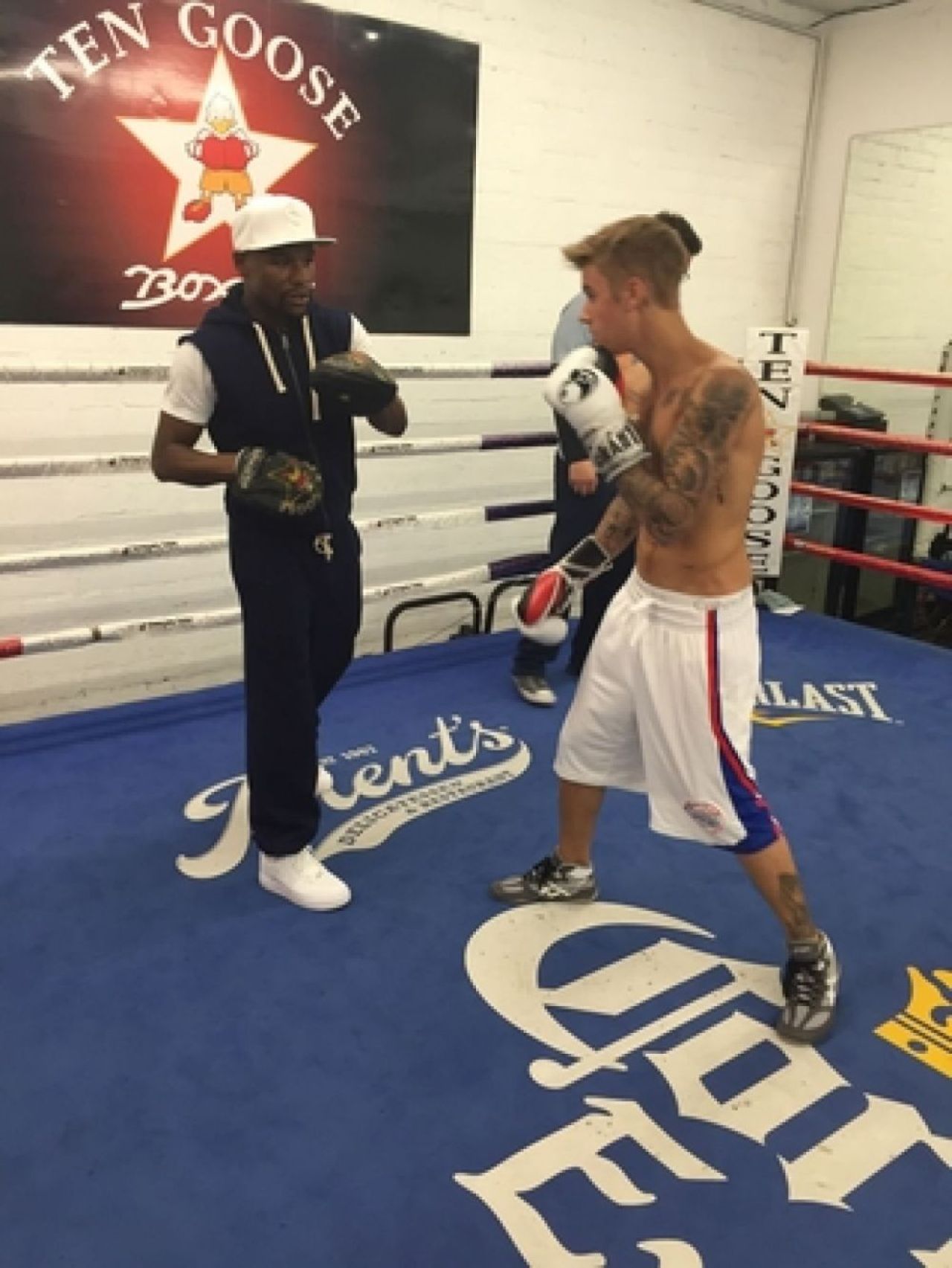 Transformarea fantastica intr-un pachet de muschi a lui Justin Bieber, dupa ce a fost bagat in sala de box de Mayweather. VIDEO_2