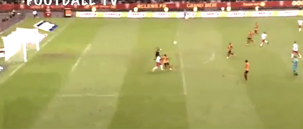 Era la 30 de metri de poarta, mingea a venit perfect si n-a rezistat! Zlatan a fost cel mai fericit dupa faza asta