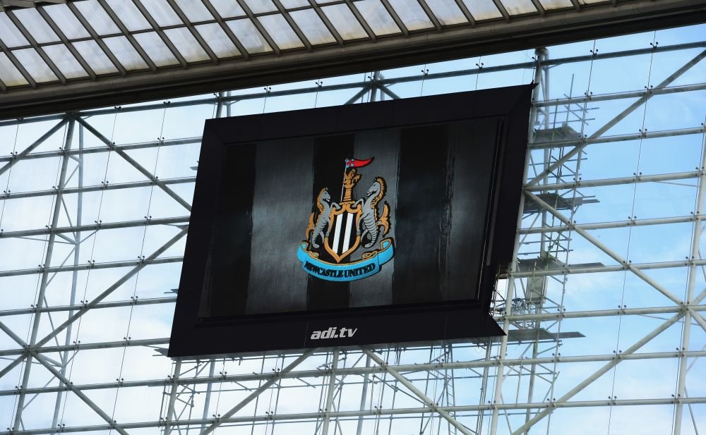 Imagini incredibile la un meci din Premier League! O bucata din TABELA a cazut peste scaunele din tribuna. Meciul a fost amanat